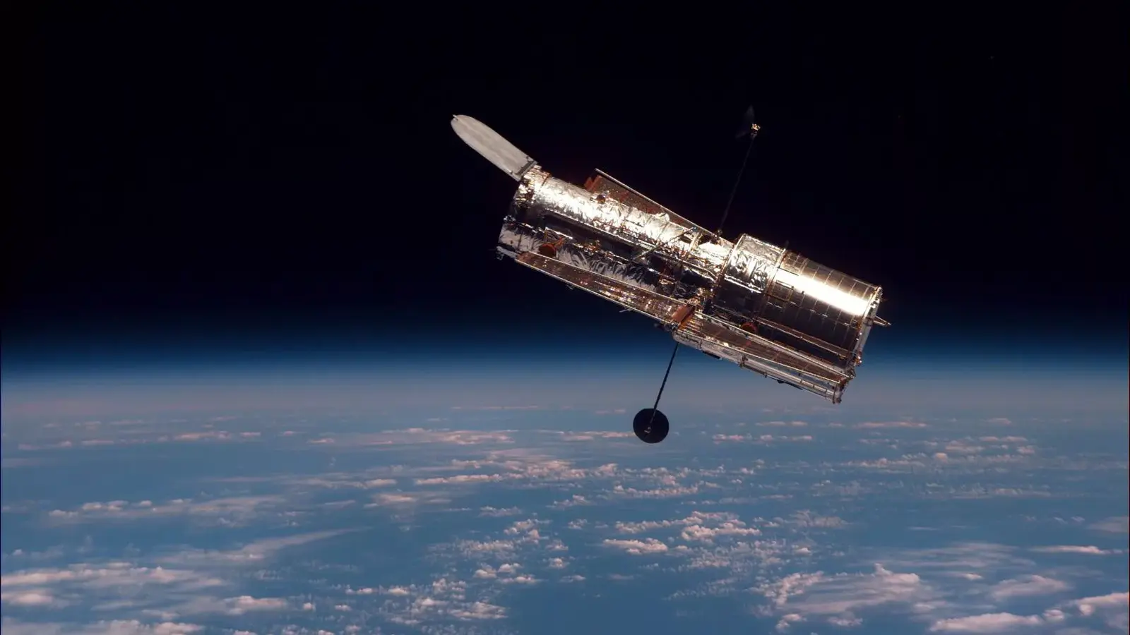 Hubble kiertää Maata 200 000 kertaa: saavutukset ja tutkimus