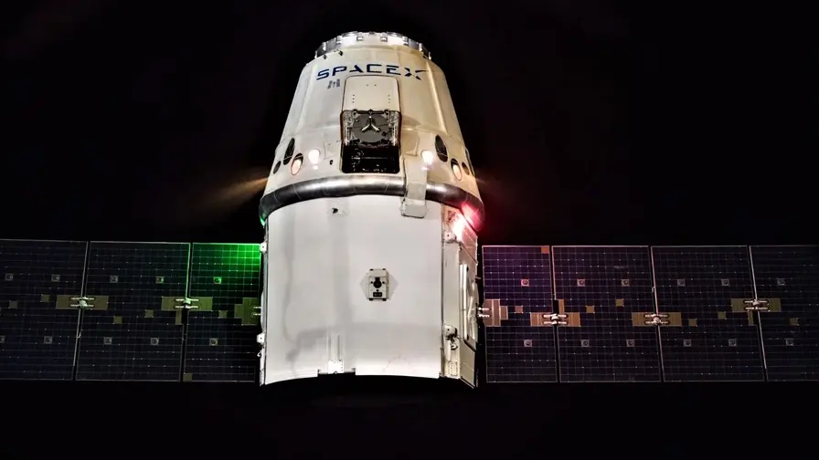 SpaceX Dragon toi tutkimuksia ja IROSA-paneelit ISS:lle